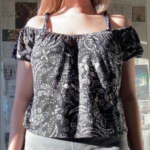 Floral black and white girly crop top size M! ✨